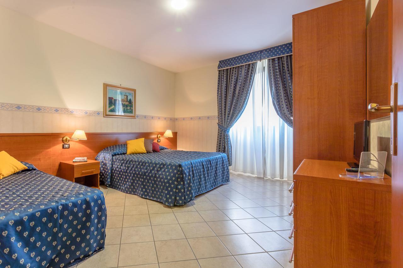 Hotel Traiano Civitavecchia Bagian luar foto