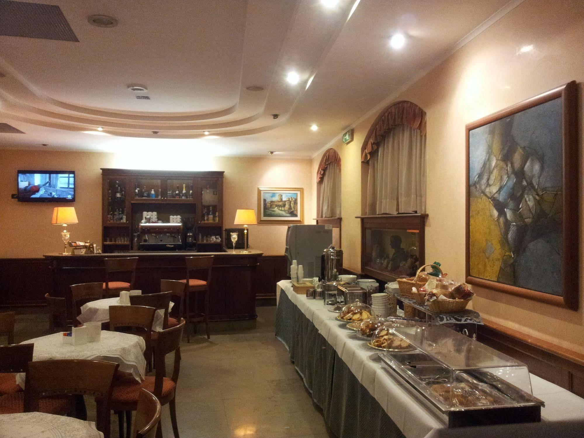 Hotel Traiano Civitavecchia Bagian luar foto